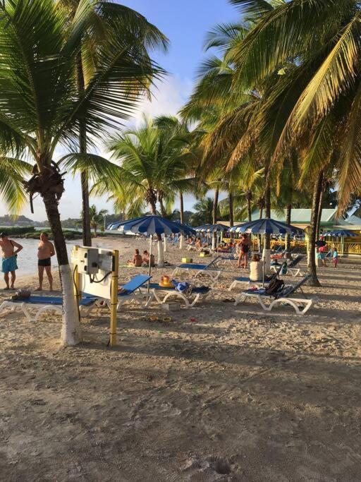 Blue Lagoon Appart En Residence Acces Plage Le Gosier  Extérieur photo